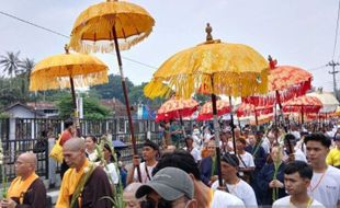 Umat Buddha Kirab Waisak dari Candi Mendut menuju Borobudur