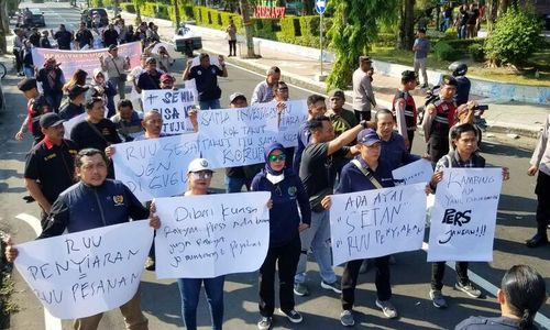 Tolak Revisi UU Penyiaran, Puluhan Jurnalis di Ngawi Lakukan Aksi Jalan Mundur