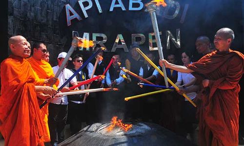 Ritual Jelang Waisak, Umat Buddha Ambil Api Dharma di Mrapen Grobogan