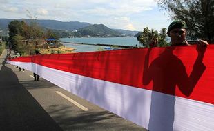 Rekor Muri Pembentangan Bendera Merah Putih Sepanjang 10 Km di Jayapura