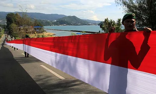 Rekor Muri Pembentangan Bendera Merah Putih Sepanjang 10 Km di Jayapura