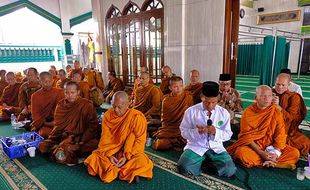 Momen Rombongan Biksu Thudong Singgah di Masjid Temanggung