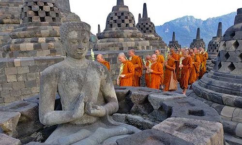 Tiba di Candi Borobudur, 40 Biksu Thudong Jalani Ritual Pradaksina dan Meditasi