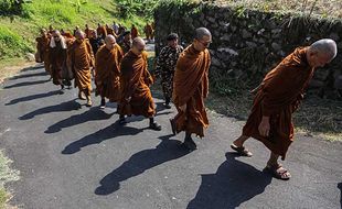 40 Biksu Thudong Mulai Berjalan Kaki dari Semarang Menuju Candi Borobudur