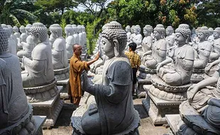 Ritual Pemandian Buddha Rupang Jelang Waisak di Vihara Mahavira Graha Semarang