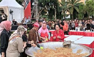 HUT Semarang, Mbak Ita & Chef Bobon Masak Nasi Goreng di Wajan Raksasa