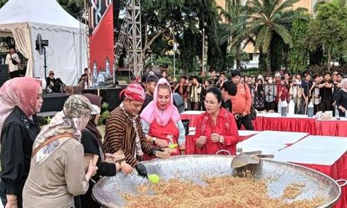 HUT Semarang, Mbak Ita & Chef Bobon Masak Nasi Goreng di Wajan Raksasa