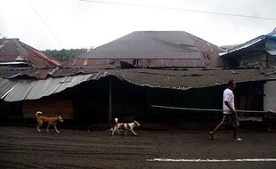 Pemerintah Siapkan 301 Rumah Instan untuk Korban Erupsi Gunung Ruang