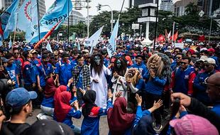 Aksi Damai Ribuan Buruh Peringati May Day di Patung Kuda Jakarta