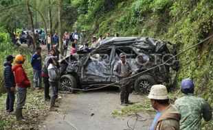 Fakta Kecelakaan Maut di Bromo: Sebelum Terjun ke Jurang, Mobil Tabrak Tebing