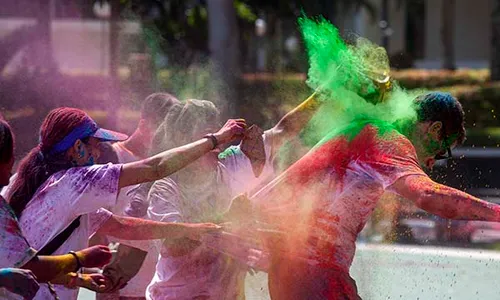 Keseruan Perang Bubuk Warna-warni di Festival Holi Batam