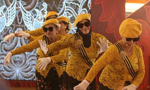 Keceriaan Ibu-ibu Lanjut Usia Ikuti Lomba Joget di Festival Lansia Kediri