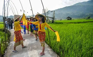 Atraksi Budaya Sunda Semarakkan Festival Sawah di Sumedang