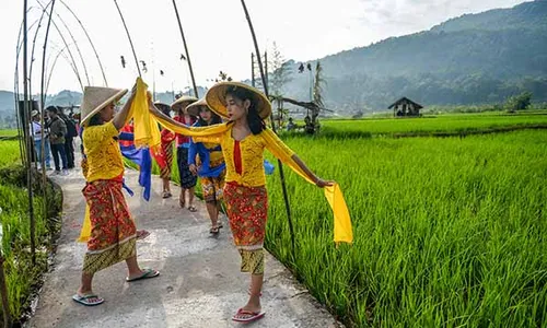 Atraksi Budaya Sunda Semarakkan Festival Sawah di Sumedang