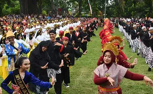 Gebyar Tari Massal, Ribuan Siswa di Magetan Menari Bersama Peringati Hardiknas