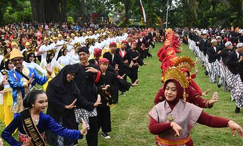 Gebyar Tari Massal, Ribuan Siswa di Magetan Menari Bersama Peringati Hardiknas