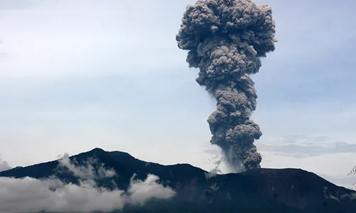 Gunung Marapi di Sumbar Kembali Erupsi, Lontarkan Abu Setinggi 2.000 Meter