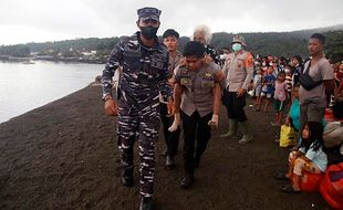 Erupsi Gunung Ruang, Aparat Gabungan Terus Lanjutkan Evakuasi Warga Terdampak