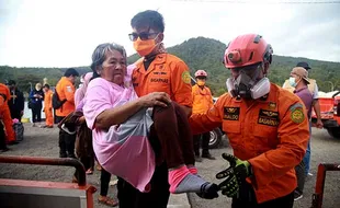 Status Gunung Ruang Masih Awas, Evakuasi Warga Tagulandang Terus Berlanjut