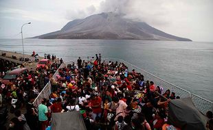 Ratusan Warga Terdampak Erupsi Gunung Ruang Dievakuasi dengan Kapal TNI AL