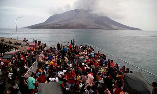 Ratusan Warga Terdampak Erupsi Gunung Ruang Dievakuasi dengan Kapal TNI AL