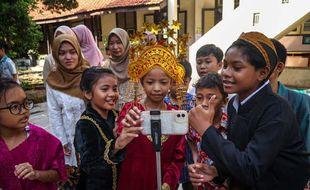 Siswa SD di Solo Kenakan Pakaian Adat Nusantara Peringati Hardiknas