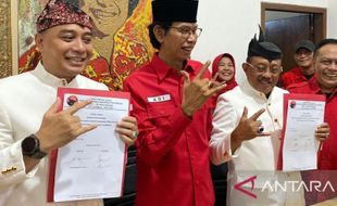 Maju Lagi di Pilwalkot Surabaya 2024, Eri Cahyadi-Armuji Resmi Daftar di PDIP