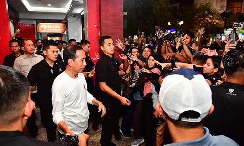 Momen Presiden Jokowi Habiskan Malam Minggu Bersama Warga di Malioboro