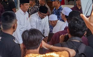 Presiden Jokowi Hadiri Pemakaman Istri Habib Luthfi di Pekalongan