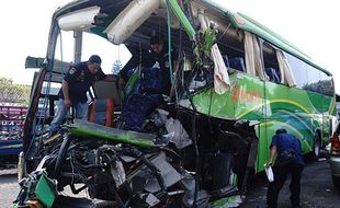 Tim Investigasi Periksa Kondisi Bus Pariwisata Kecelakaan di Tol Jombang