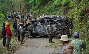 Evakuasi Mobil Terjun ke Jurang di Jalur Wisata Gunung Bromo