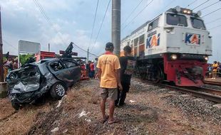 Penampakan Kondisi Mobil Tertabrak KA di Wonosari Klaten, 1 Meninggal & 1 Luka