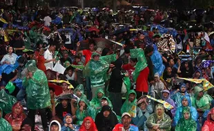 Meski Diguyur Hujan, Warga Solo Tetap Antusias Nobar Dukung Timnas Vs Guinea