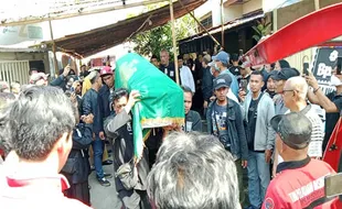 Ribuan Orang Antarkan Kepergian Nunggal Pendiri Gondhez's Solo