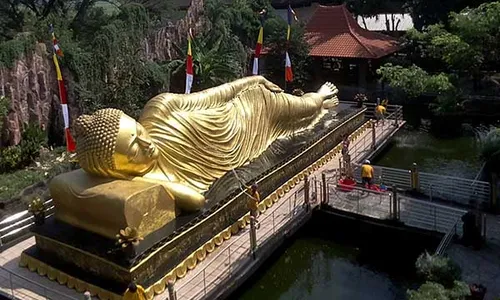 Tradisi Pembersihan Patung Buddha Tidur di Mojokerto Jelang Waisak