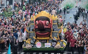 Ribuan Warga Saksikan Parade Mobil Hias HUT ke-44 Dekranas di Solo