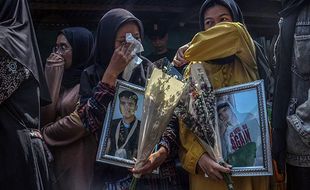 Tangis Keluarga Iringi Pemakaman Korban Kecelakaan Bus Siswa SMK Depok