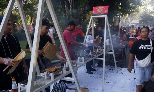 Meriah, Pembagian 1.200 Tusuk Sate Ayam Gratis di CFD Solo Diserbu Warga