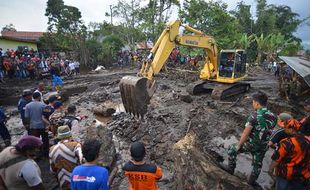 Pencarian Korban dan Pembersihan Material Pascabanjir Bandang di Agam Sumbar