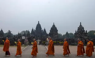 Prosesi Peringatan Tri Suci Waisak di Candi Sewu Klaten