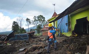 PLN Perbaiki Jaringan Listrik Pascabanjir Bandang di Agam Sumbar