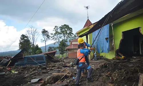 PLN Perbaiki Jaringan Listrik Pascabanjir Bandang di Agam Sumbar