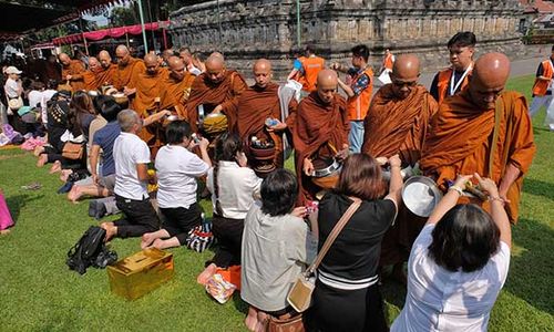 Ritual Pindapata Jelang Waisak di Candi Mendut Magelang