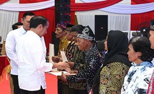 Didampingi AHY, Jokowi Serahkan 10.323 Sertifikat Tanah ke Warga Banyuwangi