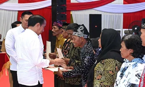 Didampingi AHY, Jokowi Serahkan 10.323 Sertifikat Tanah ke Warga Banyuwangi