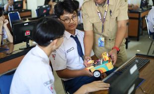 Jawab Tantangan Zaman, SMP Warga Solo Kenalkan Coding dan Robotik ke Siswa