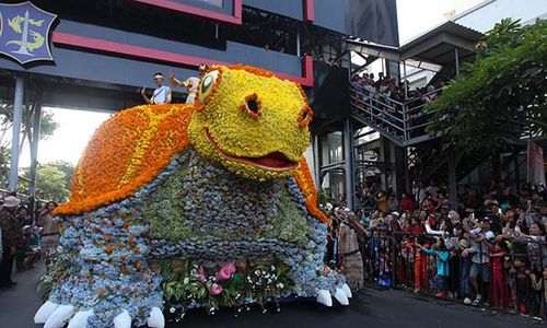 Parade Mobil Hias dan Pawai Budaya Semarakkan Surabaya Vaganza 2024