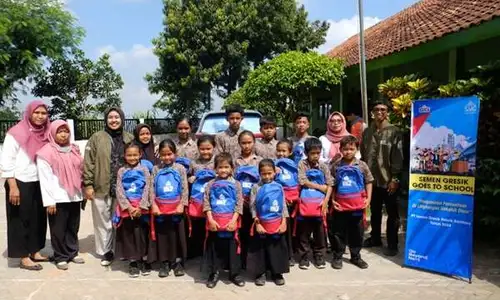 Semen Gresik Dukung Peningkatan Pendidikan Anak-anak SDN 1 & 2 Kajajar Rembang