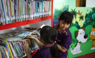 Tumbuhkan Minat Baca Anak, KB TK Warga Gelar Outing Class ke Perpusda Solo