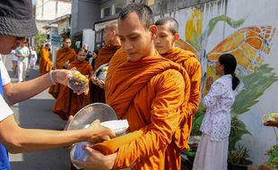 Tradisi Pindapata di Batu, Umat Buddha dan Warga Berikan Derma ke Biksu